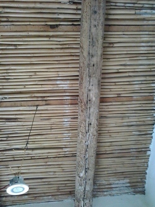 zerstörte holzträger eines daches algarve alentejo